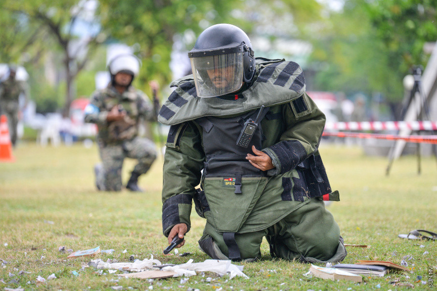 ފެބްރުއަރީ 13، 2020: އެމްއެންޑީއެފުން ހިންގާ "ބޮމްބް އެންޑް އިމްޕްރޮވައިޒްޑް އެކްސްޕްލޯސިވް ޑިވައިސް ޑިސްޕޯސަލް ޓްރޭނިންގ އެޑްވާންސް ކޯސް" ގެ ފައިނަލް އެކްސްސައިޒްތައް ހުޅުމާލޭ ސެންޓްރަލް ޕާކްގައި ބޭއްވުން -- ސަން ފޮޓޯ/ ފަޔާޒު މޫސާ