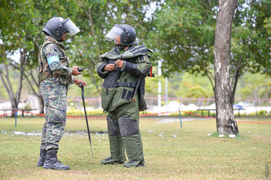 ފެބްރުއަރީ 13، 2020: އެމްއެންޑީއެފުން ހިންގާ "ބޮމްބް އެންޑް އިމްޕްރޮވައިޒްޑް އެކްސްޕްލޯސިވް ޑިވައިސް ޑިސްޕޯސަލް ޓްރޭނިންގ އެޑްވާންސް ކޯސް" ގެ ފައިނަލް އެކްސްސައިޒްތައް ހުޅުމާލޭ ސެންޓްރަލް ޕާކްގައި ބޭއްވުން -- ސަން ފޮޓޯ/ ފަޔާޒު މޫސާ