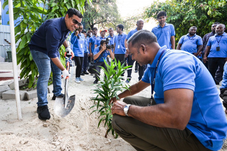 ފެބްރުއަރީ 15، 2020: "ސްޓެލްކޯ ރަށްފެހި" ޕްރޮގްރާމްގެ ދަށުން ތިލަފުށީގައި 3000 ގަސް އިންދުމަށް ބޭއްވި ހަފްލާގެ ތެރެއިން --- ސަން ފޮޓޯ/ ފަޔާޒު މޫސާ