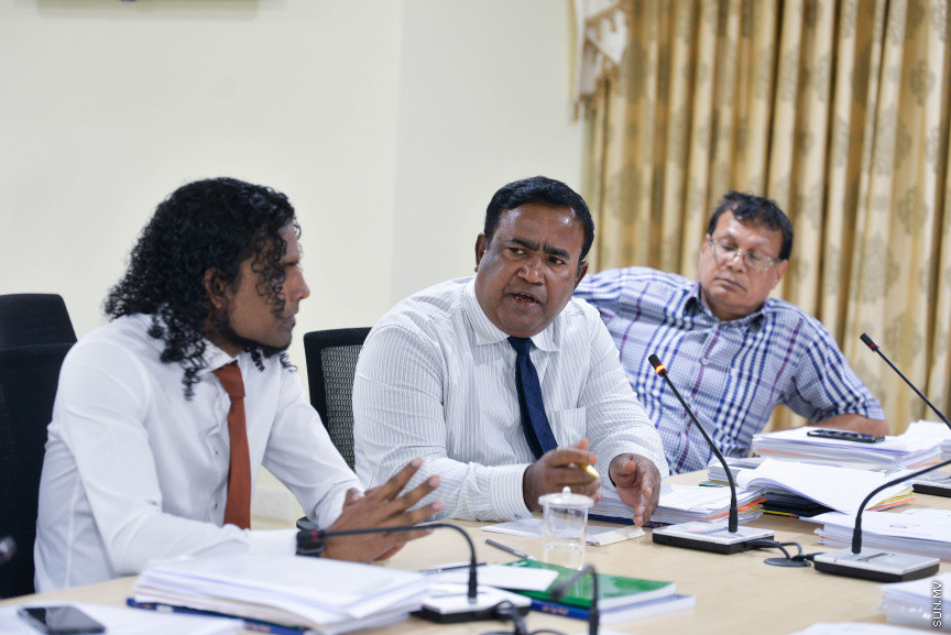 ނޮވެމްބަރ 17، 2020: މޯލްޑިވްސް އެއާޕޯޓްސް ކޮމްޕެނީ ލިމިޓެޑް (އެމްއޭސީއެލް) އިން ވެލާނާ އިންޓަނޭޝަނަލް އެއާޕޯޓުގައި ހަދާ އާ ސީޕްލޭން ޓާމިނަލްގެ މައްސަލައިގައި ރައްޔިތުންގެ މަޖިލީހުގެ މާލިއްޔަތު ކޮމިޓީއަށް ފިނޭންސް މިނިސްޓަރު އިބްރާހިމް އަމީރު ހާޒިރުކުރުން -- ސަން ފޮޓޯ/ ފަޔާޒު މޫސާ
