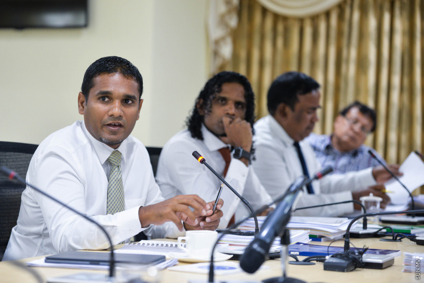 ނޮވެމްބަރ 17، 2020: މޯލްޑިވްސް އެއާޕޯޓްސް ކޮމްޕެނީ ލިމިޓެޑް (އެމްއޭސީއެލް) އިން ވެލާނާ އިންޓަނޭޝަނަލް އެއާޕޯޓުގައި ހަދާ އާ ސީޕްލޭން ޓާމިނަލްގެ މައްސަލައިގައި ރައްޔިތުންގެ މަޖިލީހުގެ މާލިއްޔަތު ކޮމިޓީއަށް ފިނޭންސް މިނިސްޓަރު އިބްރާހިމް އަމީރު ހާޒިރުކުރުން -- ސަން ފޮޓޯ/ ފަޔާޒު މޫސާ