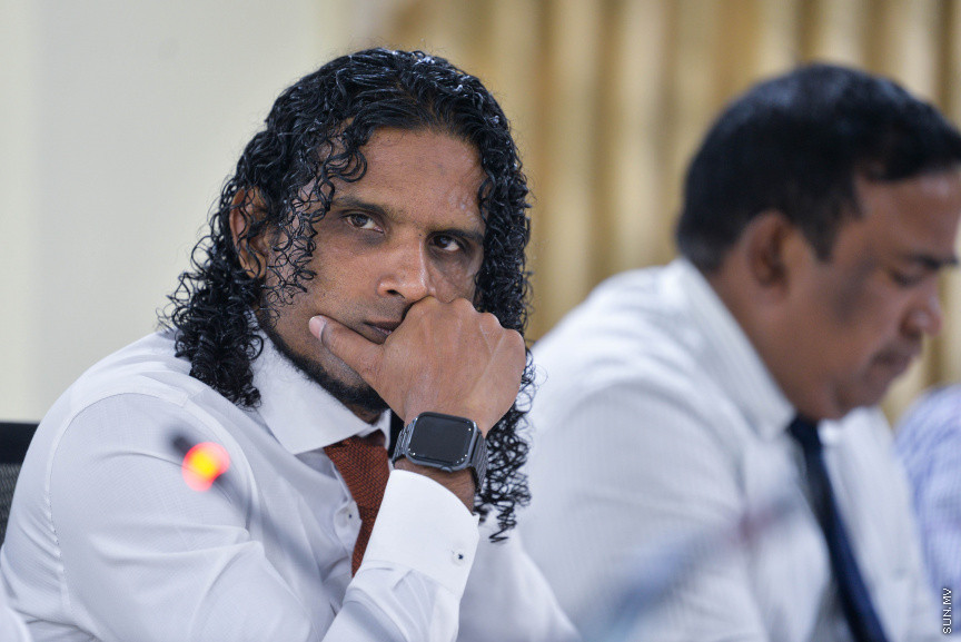 ނޮވެމްބަރ 17، 2020: މޯލްޑިވްސް އެއާޕޯޓްސް ކޮމްޕެނީ ލިމިޓެޑް (އެމްއޭސީއެލް) އިން ވެލާނާ އިންޓަނޭޝަނަލް އެއާޕޯޓުގައި ހަދާ އާ ސީޕްލޭން ޓާމިނަލްގެ މައްސަލައިގައި ރައްޔިތުންގެ މަޖިލީހުގެ މާލިއްޔަތު ކޮމިޓީއަށް ފިނޭންސް މިނިސްޓަރު އިބްރާހިމް އަމީރު ހާޒިރުކުރުން -- ސަން ފޮޓޯ/ ފަޔާޒު މޫސާ