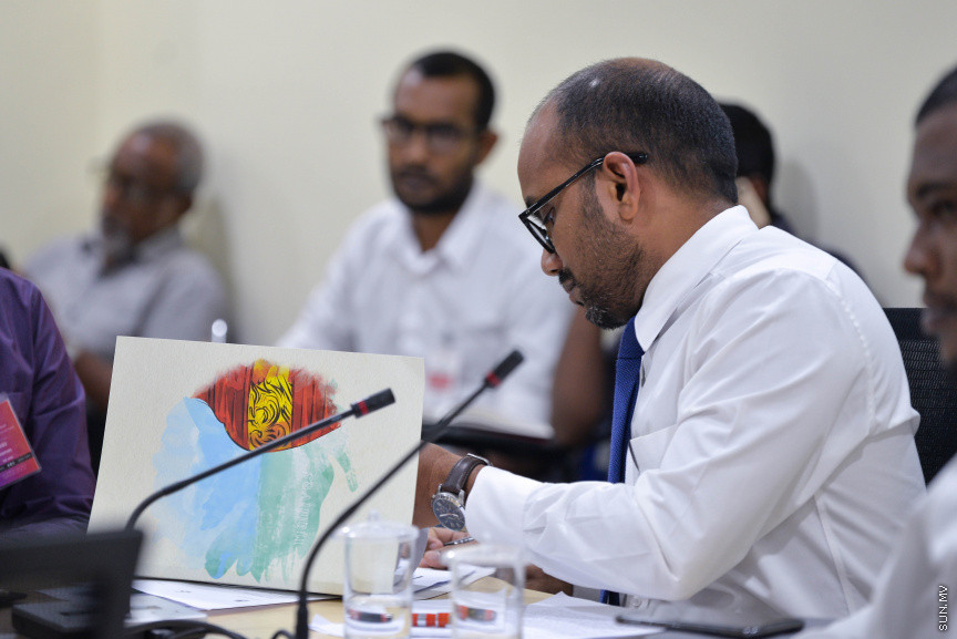 ނޮވެމްބަރ 17، 2020: މޯލްޑިވްސް އެއާޕޯޓްސް ކޮމްޕެނީ ލިމިޓެޑް (އެމްއޭސީއެލް) އިން ވެލާނާ އިންޓަނޭޝަނަލް އެއާޕޯޓުގައި ހަދާ އާ ސީޕްލޭން ޓާމިނަލްގެ މައްސަލައިގައި ރައްޔިތުންގެ މަޖިލީހުގެ މާލިއްޔަތު ކޮމިޓީއަށް ފިނޭންސް މިނިސްޓަރު އިބްރާހިމް އަމީރު ހާޒިރުކުރުން -- ސަން ފޮޓޯ/ ފަޔާޒު މޫސާ