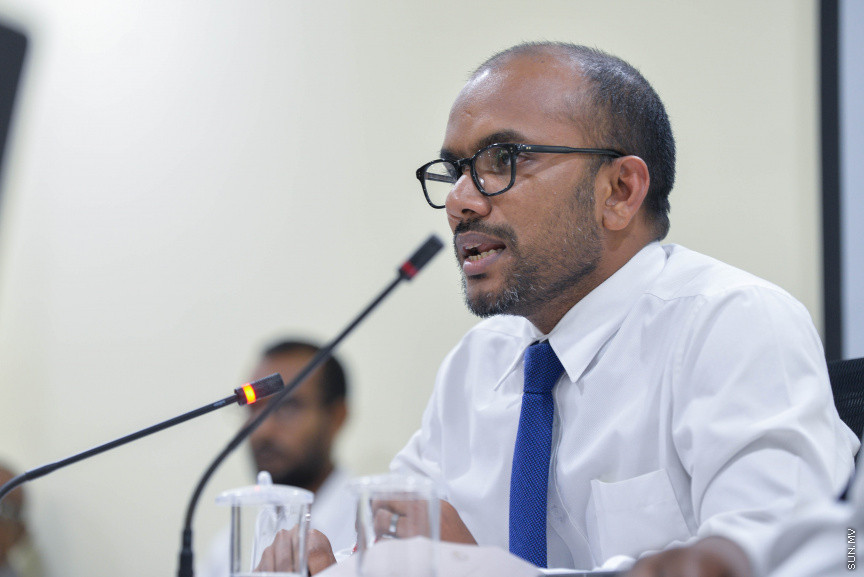 ނޮވެމްބަރ 17، 2020: މޯލްޑިވްސް އެއާޕޯޓްސް ކޮމްޕެނީ ލިމިޓެޑް (އެމްއޭސީއެލް) އިން ވެލާނާ އިންޓަނޭޝަނަލް އެއާޕޯޓުގައި ހަދާ އާ ސީޕްލޭން ޓާމިނަލްގެ މައްސަލައިގައި ރައްޔިތުންގެ މަޖިލީހުގެ މާލިއްޔަތު ކޮމިޓީއަށް ފިނޭންސް މިނިސްޓަރު އިބްރާހިމް އަމީރު ހާޒިރުކުރުން -- ސަން ފޮޓޯ/ ފަޔާޒު މޫސާ