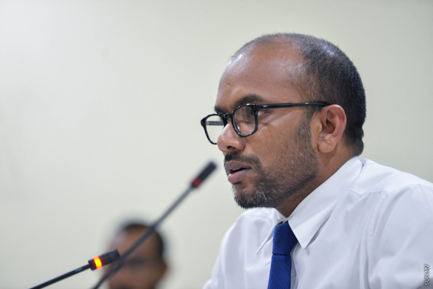 ނޮވެމްބަރ 17، 2020: މޯލްޑިވްސް އެއާޕޯޓްސް ކޮމްޕެނީ ލިމިޓެޑް (އެމްއޭސީއެލް) އިން ވެލާނާ އިންޓަނޭޝަނަލް އެއާޕޯޓުގައި ހަދާ އާ ސީޕްލޭން ޓާމިނަލްގެ މައްސަލައިގައި ރައްޔިތުންގެ މަޖިލީހުގެ މާލިއްޔަތު ކޮމިޓީއަށް ފިނޭންސް މިނިސްޓަރު އިބްރާހިމް އަމީރު ހާޒިރުކުރުން -- ސަން ފޮޓޯ/ ފަޔާޒު މޫސާ