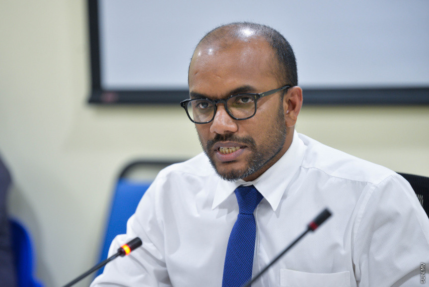 ނޮވެމްބަރ 17، 2020: މޯލްޑިވްސް އެއާޕޯޓްސް ކޮމްޕެނީ ލިމިޓެޑް (އެމްއޭސީއެލް) އިން ވެލާނާ އިންޓަނޭޝަނަލް އެއާޕޯޓުގައި ހަދާ އާ ސީޕްލޭން ޓާމިނަލްގެ މައްސަލައިގައި ރައްޔިތުންގެ މަޖިލީހުގެ މާލިއްޔަތު ކޮމިޓީއަށް ފިނޭންސް މިނިސްޓަރު އިބްރާހިމް އަމީރު ހާޒިރުކުރުން -- ސަން ފޮޓޯ/ ފަޔާޒު މޫސާ