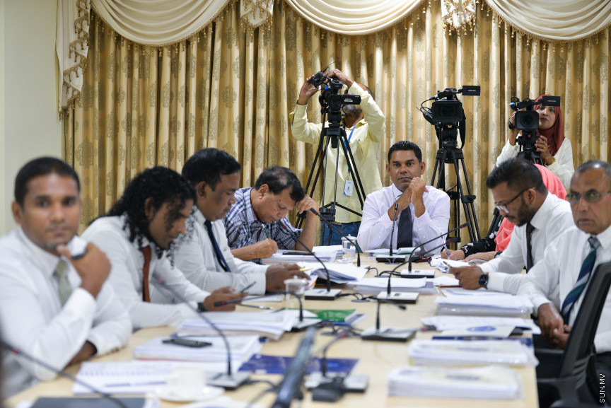 ނޮވެމްބަރ 17، 2020: މޯލްޑިވްސް އެއާޕޯޓްސް ކޮމްޕެނީ ލިމިޓެޑް (އެމްއޭސީއެލް) އިން ވެލާނާ އިންޓަނޭޝަނަލް އެއާޕޯޓުގައި ހަދާ އާ ސީޕްލޭން ޓާމިނަލްގެ މައްސަލައިގައި ރައްޔިތުންގެ މަޖިލީހުގެ މާލިއްޔަތު ކޮމިޓީއަށް ފިނޭންސް މިނިސްޓަރު އިބްރާހިމް އަމީރު ހާޒިރުކުރުން -- ސަން ފޮޓޯ/ ފަޔާޒު މޫސާ