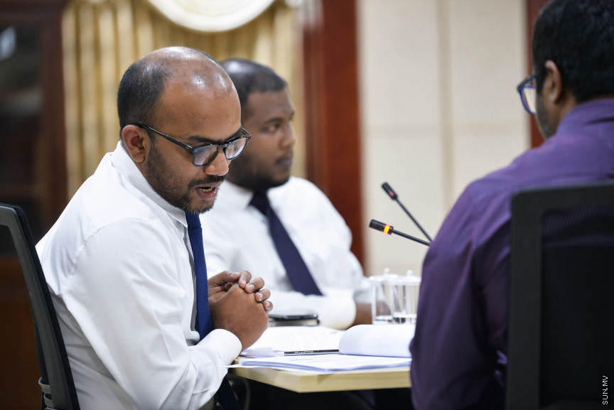 ނޮވެމްބަރ 17، 2020: މޯލްޑިވްސް އެއާޕޯޓްސް ކޮމްޕެނީ ލިމިޓެޑް (އެމްއޭސީއެލް) އިން ވެލާނާ އިންޓަނޭޝަނަލް އެއާޕޯޓުގައި ހަދާ އާ ސީޕްލޭން ޓާމިނަލްގެ މައްސަލައިގައި ރައްޔިތުންގެ މަޖިލީހުގެ މާލިއްޔަތު ކޮމިޓީއަށް ފިނޭންސް މިނިސްޓަރު އިބްރާހިމް އަމީރު ހާޒިރުކުރުން -- ސަން ފޮޓޯ/ ފަޔާޒު މޫސާ