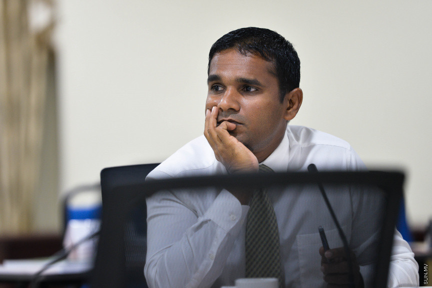 ނޮވެމްބަރ 17، 2020: މޯލްޑިވްސް އެއާޕޯޓްސް ކޮމްޕެނީ ލިމިޓެޑް (އެމްއޭސީއެލް) އިން ވެލާނާ އިންޓަނޭޝަނަލް އެއާޕޯޓުގައި ހަދާ އާ ސީޕްލޭން ޓާމިނަލްގެ މައްސަލައިގައި ރައްޔިތުންގެ މަޖިލީހުގެ މާލިއްޔަތު ކޮމިޓީއަށް ފިނޭންސް މިނިސްޓަރު އިބްރާހިމް އަމީރު ހާޒިރުކުރުން -- ސަން ފޮޓޯ/ ފަޔާޒު މޫސާ