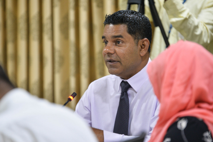 ނޮވެމްބަރ 17، 2020: މޯލްޑިވްސް އެއާޕޯޓްސް ކޮމްޕެނީ ލިމިޓެޑް (އެމްއޭސީއެލް) އިން ވެލާނާ އިންޓަނޭޝަނަލް އެއާޕޯޓުގައި ހަދާ އާ ސީޕްލޭން ޓާމިނަލްގެ މައްސަލައިގައި ރައްޔިތުންގެ މަޖިލީހުގެ މާލިއްޔަތު ކޮމިޓީއަށް ފިނޭންސް މިނިސްޓަރު އިބްރާހިމް އަމީރު ހާޒިރުކުރުން -- ސަން ފޮޓޯ/ ފަޔާޒު މޫސާ
