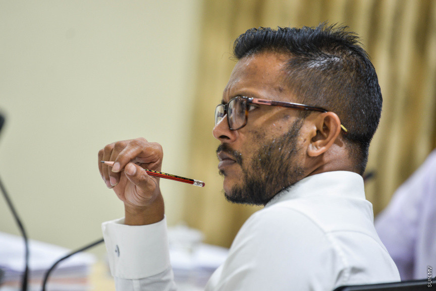 ނޮވެމްބަރ 17، 2020: މޯލްޑިވްސް އެއާޕޯޓްސް ކޮމްޕެނީ ލިމިޓެޑް (އެމްއޭސީއެލް) އިން ވެލާނާ އިންޓަނޭޝަނަލް އެއާޕޯޓުގައި ހަދާ އާ ސީޕްލޭން ޓާމިނަލްގެ މައްސަލައިގައި ރައްޔިތުންގެ މަޖިލީހުގެ މާލިއްޔަތު ކޮމިޓީއަށް ފިނޭންސް މިނިސްޓަރު އިބްރާހިމް އަމީރު ހާޒިރުކުރުން -- ސަން ފޮޓޯ/ ފަޔާޒު މޫސާ