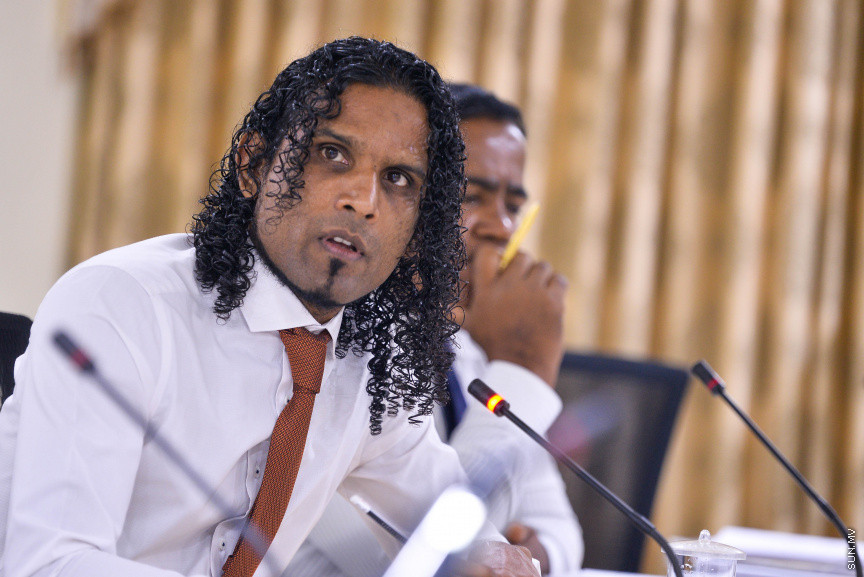 ނޮވެމްބަރ 17، 2020: މޯލްޑިވްސް އެއާޕޯޓްސް ކޮމްޕެނީ ލިމިޓެޑް (އެމްއޭސީއެލް) އިން ވެލާނާ އިންޓަނޭޝަނަލް އެއާޕޯޓުގައި ހަދާ އާ ސީޕްލޭން ޓާމިނަލްގެ މައްސަލައިގައި ރައްޔިތުންގެ މަޖިލީހުގެ މާލިއްޔަތު ކޮމިޓީއަށް ފިނޭންސް މިނިސްޓަރު އިބްރާހިމް އަމީރު ހާޒިރުކުރުން -- ސަން ފޮޓޯ/ ފަޔާޒު މޫސާ