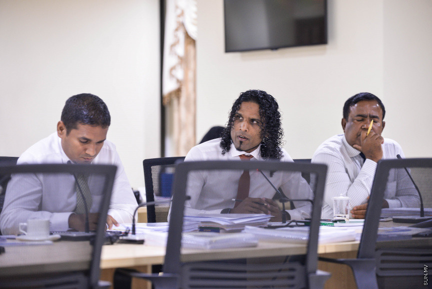 ނޮވެމްބަރ 17، 2020: މޯލްޑިވްސް އެއާޕޯޓްސް ކޮމްޕެނީ ލިމިޓެޑް (އެމްއޭސީއެލް) އިން ވެލާނާ އިންޓަނޭޝަނަލް އެއާޕޯޓުގައި ހަދާ އާ ސީޕްލޭން ޓާމިނަލްގެ މައްސަލައިގައި ރައްޔިތުންގެ މަޖިލީހުގެ މާލިއްޔަތު ކޮމިޓީއަށް ފިނޭންސް މިނިސްޓަރު އިބްރާހިމް އަމީރު ހާޒިރުކުރުން -- ސަން ފޮޓޯ/ ފަޔާޒު މޫސާ