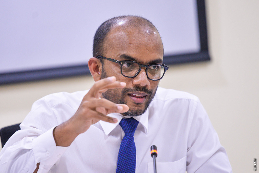 ނޮވެމްބަރ 17، 2020: މޯލްޑިވްސް އެއާޕޯޓްސް ކޮމްޕެނީ ލިމިޓެޑް (އެމްއޭސީއެލް) އިން ވެލާނާ އިންޓަނޭޝަނަލް އެއާޕޯޓުގައި ހަދާ އާ ސީޕްލޭން ޓާމިނަލްގެ މައްސަލައިގައި ރައްޔިތުންގެ މަޖިލީހުގެ މާލިއްޔަތު ކޮމިޓީއަށް ފިނޭންސް މިނިސްޓަރު އިބްރާހިމް އަމީރު ހާޒިރުކުރުން -- ސަން ފޮޓޯ/ ފަޔާޒު މޫސާ
