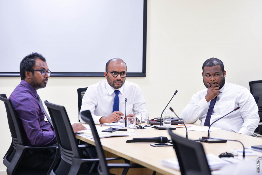 ނޮވެމްބަރ 17، 2020: މޯލްޑިވްސް އެއާޕޯޓްސް ކޮމްޕެނީ ލިމިޓެޑް (އެމްއޭސީއެލް) އިން ވެލާނާ އިންޓަނޭޝަނަލް އެއާޕޯޓުގައި ހަދާ އާ ސީޕްލޭން ޓާމިނަލްގެ މައްސަލައިގައި ރައްޔިތުންގެ މަޖިލީހުގެ މާލިއްޔަތު ކޮމިޓީއަށް ފިނޭންސް މިނިސްޓަރު އިބްރާހިމް އަމީރު ހާޒިރުކުރުން -- ސަން ފޮޓޯ/ ފަޔާޒު މޫސާ