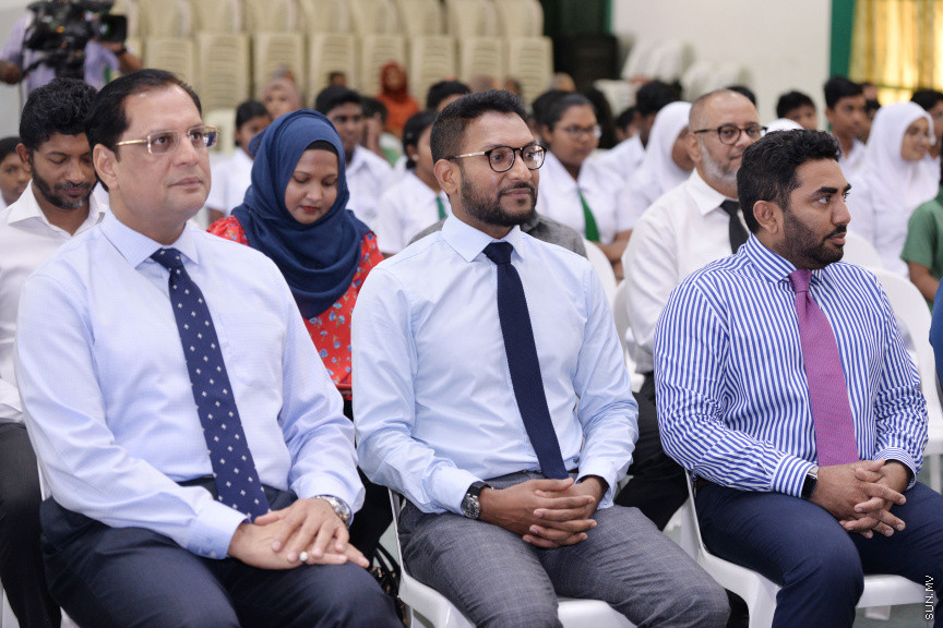 ފެބްރުއަރީ 24، 2020: ހިމަބިހި އަދި ރުބެއްލާއަށް ޑޯޒް ހަމަނުކުރާ ހުރިހާ ފަރާތްތަކަށް އަމާޒުކޮށްގެން "މަވެސް ޖަހައިފިން" ނަމުގައި ގައުމީ ފެންވަރުގެ ވެކްސިން ޖެހުމުގެ ކެމްޕެއިން ފެށުމަށުގެ ގޮތުން އަމީނިއްޔާ ސުކޫލް ހޯލްގައި ބޭއްވި ރަސްމިއްޔާތުގެ ތެރެއިން -- ސަން ފޮޓޯ/ ފަޔާޒު މޫސާ