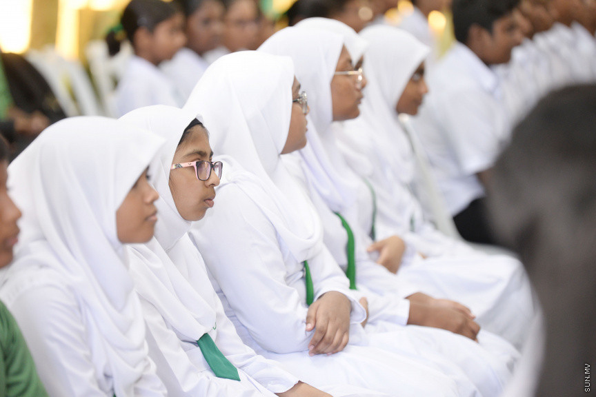 ފެބްރުއަރީ 24، 2020: ހިމަބިހި އަދި ރުބެއްލާއަށް ޑޯޒް ހަމަނުކުރާ ހުރިހާ ފަރާތްތަކަށް އަމާޒުކޮށްގެން "މަވެސް ޖަހައިފިން" ނަމުގައި ގައުމީ ފެންވަރުގެ ވެކްސިން ޖެހުމުގެ ކެމްޕެއިން ފެށުމަށުގެ ގޮތުން އަމީނިއްޔާ ސުކޫލް ހޯލްގައި ބޭއްވި ރަސްމިއްޔާތުގެ ތެރެއިން -- ސަން ފޮޓޯ/ ފަޔާޒު މޫސާ