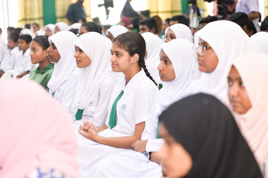 ފެބްރުއަރީ 24، 2020: ހިމަބިހި އަދި ރުބެއްލާއަށް ޑޯޒް ހަމަނުކުރާ ހުރިހާ ފަރާތްތަކަށް އަމާޒުކޮށްގެން "މަވެސް ޖަހައިފިން" ނަމުގައި ގައުމީ ފެންވަރުގެ ވެކްސިން ޖެހުމުގެ ކެމްޕެއިން ފެށުމަށުގެ ގޮތުން އަމީނިއްޔާ ސުކޫލް ހޯލްގައި ބޭއްވި ރަސްމިއްޔާތުގެ ތެރެއިން -- ސަން ފޮޓޯ/ ފަޔާޒު މޫސާ