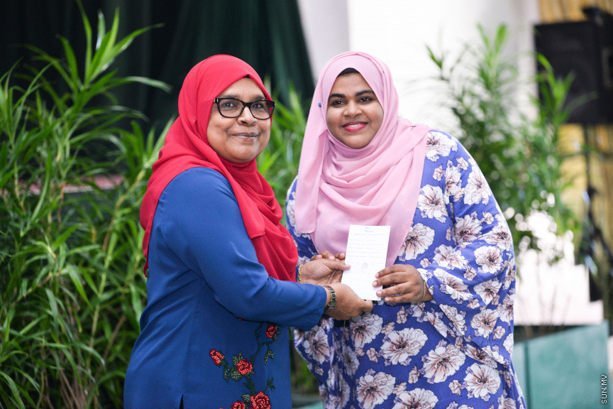 ފެބްރުއަރީ 24، 2020: ހިމަބިހި އަދި ރުބެއްލާއަށް ޑޯޒް ހަމަނުކުރާ ހުރިހާ ފަރާތްތަކަށް އަމާޒުކޮށްގެން "މަވެސް ޖަހައިފިން" ނަމުގައި ގައުމީ ފެންވަރުގެ ވެކްސިން ޖެހުމުގެ ކެމްޕެއިން ފެށުމަށުގެ ގޮތުން އަމީނިއްޔާ ސުކޫލް ހޯލްގައި ބޭއްވި ރަސްމިއްޔާތުގެ ތެރެއިން -- ސަން ފޮޓޯ/ ފަޔާޒު މޫސާ