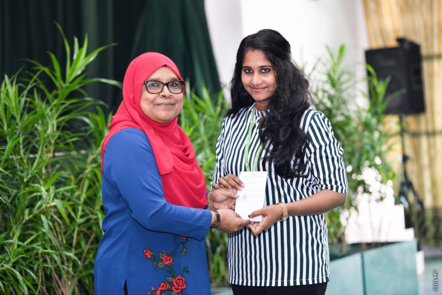 ފެބްރުއަރީ 24، 2020: ހިމަބިހި އަދި ރުބެއްލާއަށް ޑޯޒް ހަމަނުކުރާ ހުރިހާ ފަރާތްތަކަށް އަމާޒުކޮށްގެން "މަވެސް ޖަހައިފިން" ނަމުގައި ގައުމީ ފެންވަރުގެ ވެކްސިން ޖެހުމުގެ ކެމްޕެއިން ފެށުމަށުގެ ގޮތުން އަމީނިއްޔާ ސުކޫލް ހޯލްގައި ބޭއްވި ރަސްމިއްޔާތުގެ ތެރެއިން -- ސަން ފޮޓޯ/ ފަޔާޒު މޫސާ