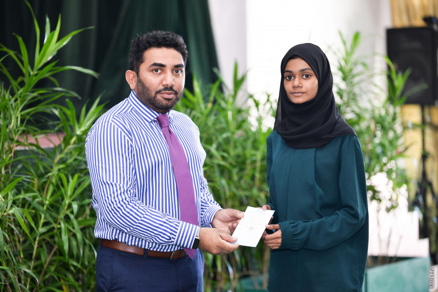 ފެބްރުއަރީ 24، 2020: ހިމަބިހި އަދި ރުބެއްލާއަށް ޑޯޒް ހަމަނުކުރާ ހުރިހާ ފަރާތްތަކަށް އަމާޒުކޮށްގެން "މަވެސް ޖަހައިފިން" ނަމުގައި ގައުމީ ފެންވަރުގެ ވެކްސިން ޖެހުމުގެ ކެމްޕެއިން ފެށުމަށުގެ ގޮތުން އަމީނިއްޔާ ސުކޫލް ހޯލްގައި ބޭއްވި ރަސްމިއްޔާތުގެ ތެރެއިން -- ސަން ފޮޓޯ/ ފަޔާޒު މޫސާ