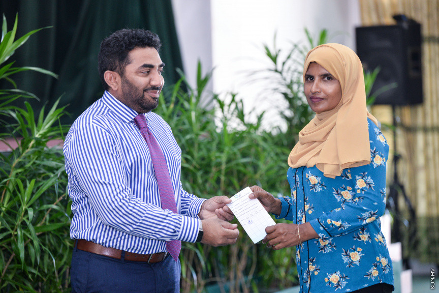 ފެބްރުއަރީ 24، 2020: ހިމަބިހި އަދި ރުބެއްލާއަށް ޑޯޒް ހަމަނުކުރާ ހުރިހާ ފަރާތްތަކަށް އަމާޒުކޮށްގެން "މަވެސް ޖަހައިފިން" ނަމުގައި ގައުމީ ފެންވަރުގެ ވެކްސިން ޖެހުމުގެ ކެމްޕެއިން ފެށުމަށުގެ ގޮތުން އަމީނިއްޔާ ސުކޫލް ހޯލްގައި ބޭއްވި ރަސްމިއްޔާތުގެ ތެރެއިން -- ސަން ފޮޓޯ/ ފަޔާޒު މޫސާ