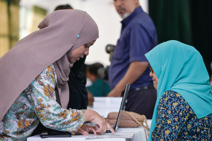 ފެބްރުއަރީ 24، 2020: ހިމަބިހި އަދި ރުބެއްލާއަށް ޑޯޒް ހަމަނުކުރާ ހުރިހާ ފަރާތްތަކަށް އަމާޒުކޮށްގެން "މަވެސް ޖަހައިފިން" ނަމުގައި ގައުމީ ފެންވަރުގެ ވެކްސިން ޖެހުމުގެ ކެމްޕެއިން ފެށުމަށުގެ ގޮތުން އަމީނިއްޔާ ސުކޫލް ހޯލްގައި ބޭއްވި ރަސްމިއްޔާތުގެ ތެރެއިން -- ސަން ފޮޓޯ/ ފަޔާޒު މޫސާ
