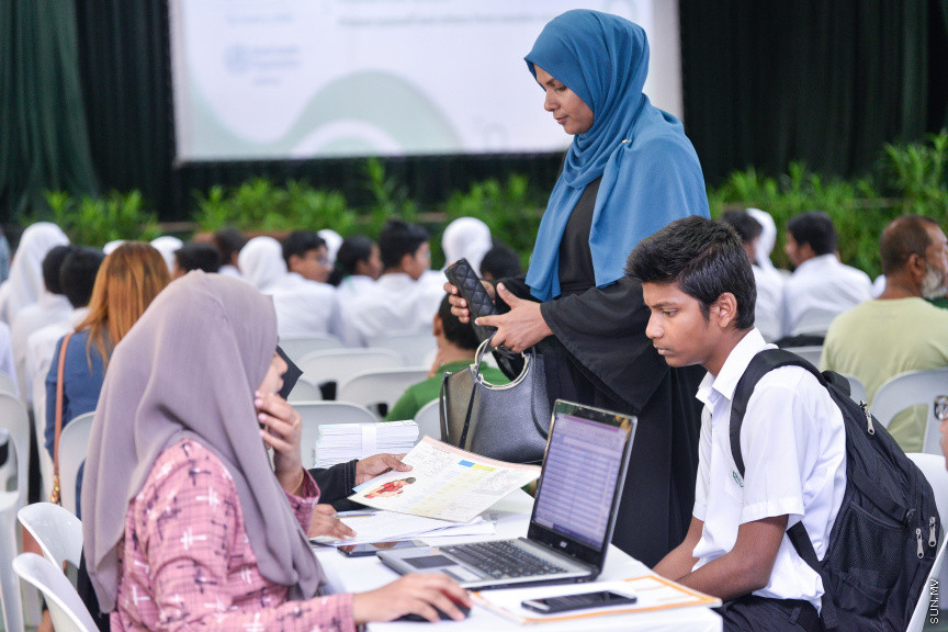 ފެބްރުއަރީ 24، 2020: ހިމަބިހި އަދި ރުބެއްލާއަށް ޑޯޒް ހަމަނުކުރާ ހުރިހާ ފަރާތްތަކަށް އަމާޒުކޮށްގެން "މަވެސް ޖަހައިފިން" ނަމުގައި ގައުމީ ފެންވަރުގެ ވެކްސިން ޖެހުމުގެ ކެމްޕެއިން ފެށުމަށުގެ ގޮތުން އަމީނިއްޔާ ސުކޫލް ހޯލްގައި ބޭއްވި ރަސްމިއްޔާތުގެ ތެރެއިން -- ސަން ފޮޓޯ/ ފަޔާޒު މޫސާ