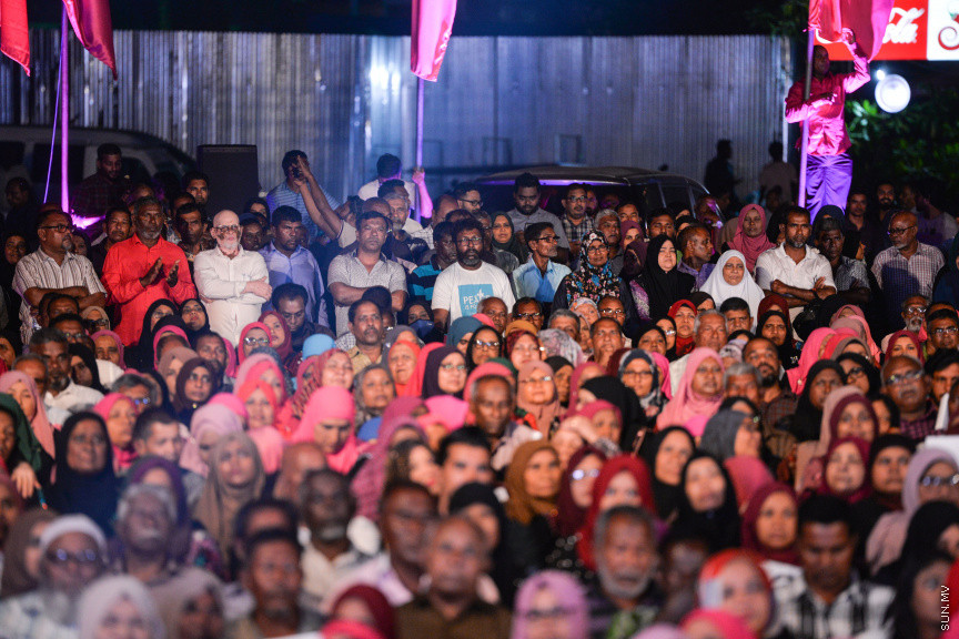 ފެބްރުއަރީ 28، 2020: ކައުންސިލް އިންތިހާބުގެ ކެމްޕެއިން ރަސްމީކޮށް ފެށުމަށް ޕީޕީއެމުން ކާނިވާ ސަރަހައްދުގައި ބޭއްވި "މީ މަގޭ ރާއްޖެ" ޖަލްސާގެ ތެރެއިން: މި ޖަލްސާގައި ގިނަ އަދަދެއްގެ މީހުން ވަނީ ބައިވެރިވެފަ -- ސަން ފޮޓޯ/ ފަޔާޒު މޫސާ