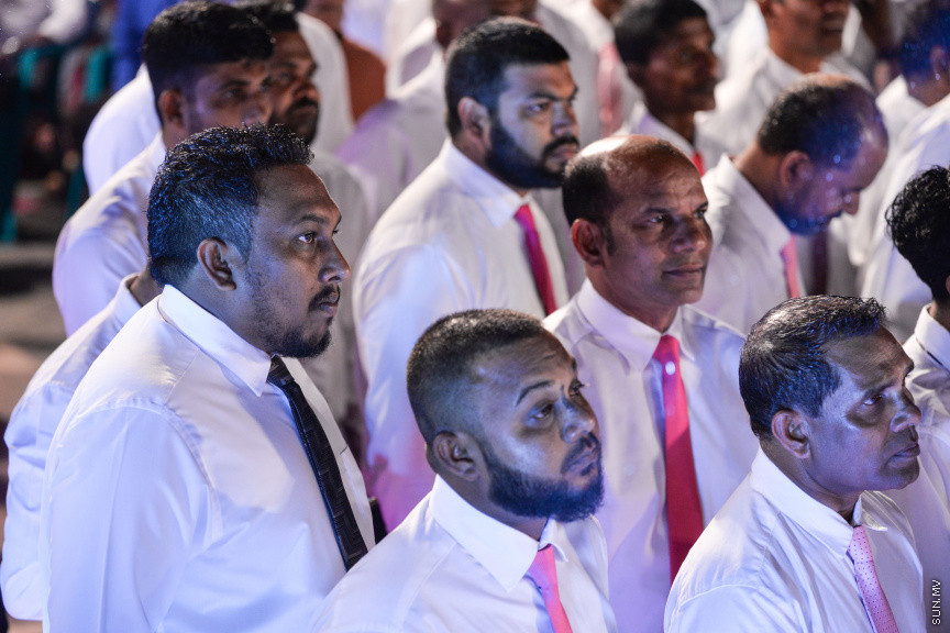 ފެބްރުއަރީ 28، 2020: ކައުންސިލް އިންތިހާބުގެ ކެމްޕެއިން ރަސްމީކޮށް ފެށުމަށް ޕީޕީއެމުން ކާނިވާ ސަރަހައްދުގައި ބޭއްވި "މީ މަގޭ ރާއްޖެ" ޖަލްސާގެ ތެރެއިން: މި ޖަލްސާގައި ގިނަ އަދަދެއްގެ މީހުން ވަނީ ބައިވެރިވެފަ -- ސަން ފޮޓޯ/ ފަޔާޒު މޫސާ