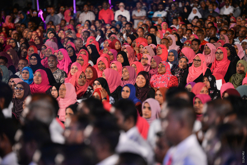 ފެބްރުއަރީ 28، 2020: ކައުންސިލް އިންތިހާބުގެ ކެމްޕެއިން ރަސްމީކޮށް ފެށުމަށް ޕީޕީއެމުން ކާނިވާ ސަރަހައްދުގައި ބޭއްވި "މީ މަގޭ ރާއްޖެ" ޖަލްސާގެ ތެރެއިން: މި ޖަލްސާގައި ގިނަ އަދަދެއްގެ މީހުން ވަނީ ބައިވެރިވެފަ -- ސަން ފޮޓޯ/ ފަޔާޒު މޫސާ