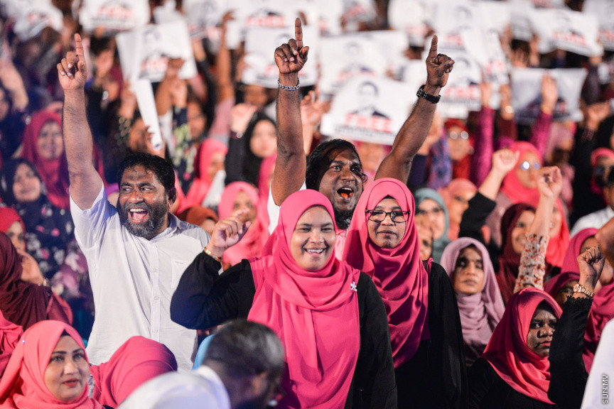 ފެބްރުއަރީ 28، 2020: ކައުންސިލް އިންތިހާބުގެ ކެމްޕެއިން ރަސްމީކޮށް ފެށުމަށް ޕީޕީއެމުން ކާނިވާ ސަރަހައްދުގައި ބޭއްވި "މީ މަގޭ ރާއްޖެ" ޖަލްސާގެ ތެރެއިން: މި ޖަލްސާގައި ގިނަ އަދަދެއްގެ މީހުން ވަނީ ބައިވެރިވެފަ -- ސަން ފޮޓޯ/ ފަޔާޒު މޫސާ