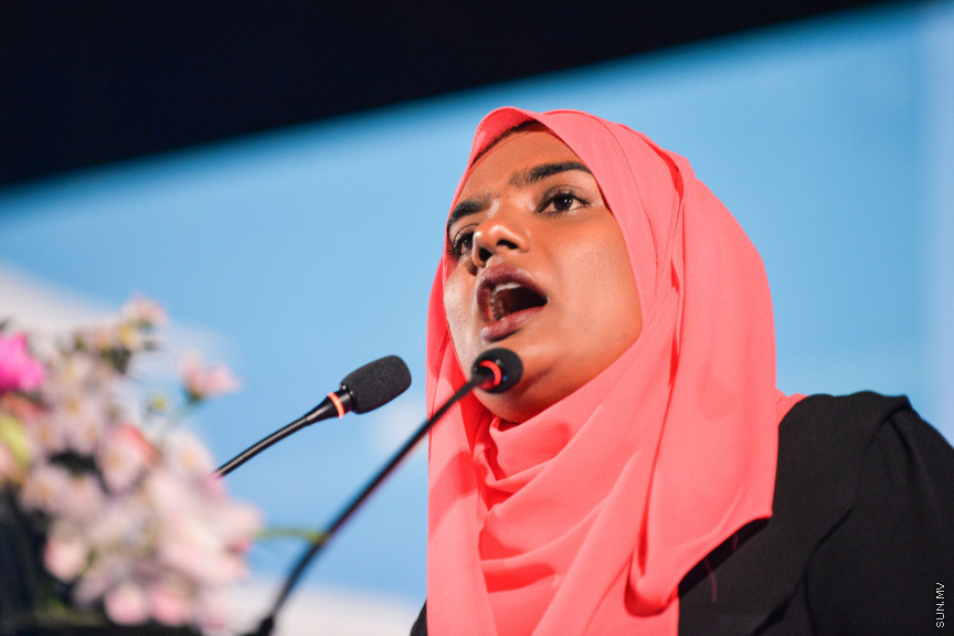 ފެބްރުއަރީ 28، 2020: ކައުންސިލް އިންތިހާބުގެ ކެމްޕެއިން ރަސްމީކޮށް ފެށުމަށް ޕީޕީއެމުން ކާނިވާ ސަރަހައްދުގައި ބޭއްވި "މީ މަގޭ ރާއްޖެ" ޖަލްސާގެ ތެރެއިން: މި ޖަލްސާގައި ގިނަ އަދަދެއްގެ މީހުން ވަނީ ބައިވެރިވެފަ -- ސަން ފޮޓޯ/ ފަޔާޒު މޫސާ