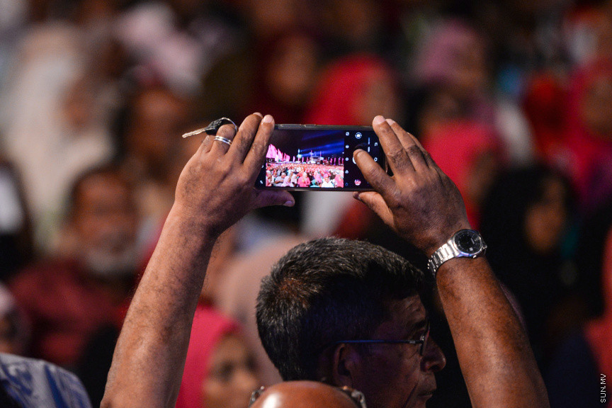 ފެބްރުއަރީ 28، 2020: ކައުންސިލް އިންތިހާބުގެ ކެމްޕެއިން ރަސްމީކޮށް ފެށުމަށް ޕީޕީއެމުން ކާނިވާ ސަރަހައްދުގައި ބޭއްވި "މީ މަގޭ ރާއްޖެ" ޖަލްސާގެ ތެރެއިން: މި ޖަލްސާގައި ގިނަ އަދަދެއްގެ މީހުން ވަނީ ބައިވެރިވެފަ -- ސަން ފޮޓޯ/ ފަޔާޒު މޫސާ