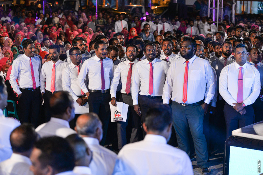 ފެބްރުއަރީ 28، 2020: ކައުންސިލް އިންތިހާބުގެ ކެމްޕެއިން ރަސްމީކޮށް ފެށުމަށް ޕީޕީއެމުން ކާނިވާ ސަރަހައްދުގައި ބޭއްވި "މީ މަގޭ ރާއްޖެ" ޖަލްސާގެ ތެރެއިން: މި ޖަލްސާގައި ގިނަ އަދަދެއްގެ މީހުން ވަނީ ބައިވެރިވެފަ -- ސަން ފޮޓޯ/ ފަޔާޒު މޫސާ