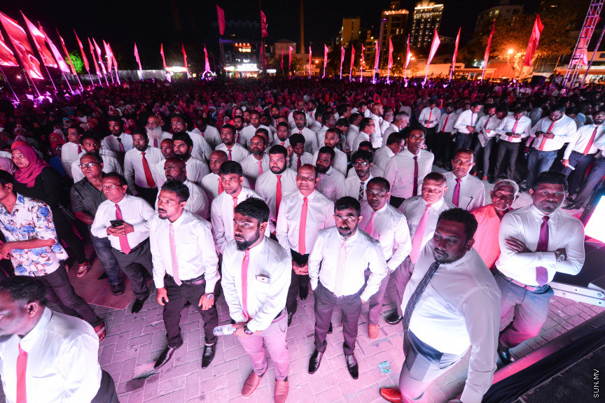 ފެބްރުއަރީ 28، 2020: ކައުންސިލް އިންތިހާބުގެ ކެމްޕެއިން ރަސްމީކޮށް ފެށުމަށް ޕީޕީއެމުން ކާނިވާ ސަރަހައްދުގައި ބޭއްވި "މީ މަގޭ ރާއްޖެ" ޖަލްސާގެ ތެރެއިން: މި ޖަލްސާގައި ގިނަ އަދަދެއްގެ މީހުން ވަނީ ބައިވެރިވެފަ -- ސަން ފޮޓޯ/ ފަޔާޒު މޫސާ