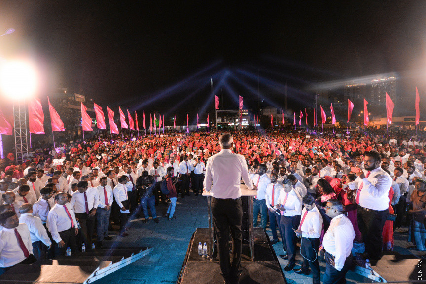 ފެބްރުއަރީ 28، 2020: ކައުންސިލް އިންތިހާބުގެ ކެމްޕެއިން ރަސްމީކޮށް ފެށުމަށް ޕީޕީއެމުން ކާނިވާ ސަރަހައްދުގައި ބޭއްވި "މީ މަގޭ ރާއްޖެ" ޖަލްސާގެ ތެރެއިން: މި ޖަލްސާގައި ގިނަ އަދަދެއްގެ މީހުން ވަނީ ބައިވެރިވެފަ -- ސަން ފޮޓޯ/ ފަޔާޒު މޫސާ