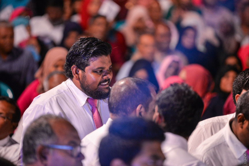 ފެބްރުއަރީ 28، 2020: ކައުންސިލް އިންތިހާބުގެ ކެމްޕެއިން ރަސްމީކޮށް ފެށުމަށް ޕީޕީއެމުން ކާނިވާ ސަރަހައްދުގައި ބޭއްވި "މީ މަގޭ ރާއްޖެ" ޖަލްސާގެ ތެރެއިން: މި ޖަލްސާގައި ގިނަ އަދަދެއްގެ މީހުން ވަނީ ބައިވެރިވެފަ -- ސަން ފޮޓޯ/ ފަޔާޒު މޫސާ
