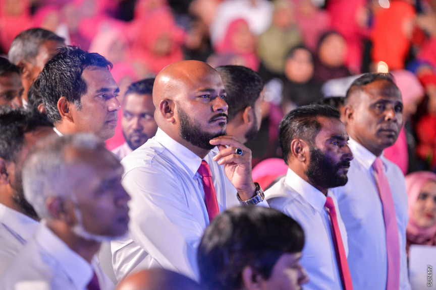 ފެބްރުއަރީ 28، 2020: ކައުންސިލް އިންތިހާބުގެ ކެމްޕެއިން ރަސްމީކޮށް ފެށުމަށް ޕީޕީއެމުން ކާނިވާ ސަރަހައްދުގައި ބޭއްވި "މީ މަގޭ ރާއްޖެ" ޖަލްސާގެ ތެރެއިން: މި ޖަލްސާގައި ގިނަ އަދަދެއްގެ މީހުން ވަނީ ބައިވެރިވެފަ -- ސަން ފޮޓޯ/ ފަޔާޒު މޫސާ