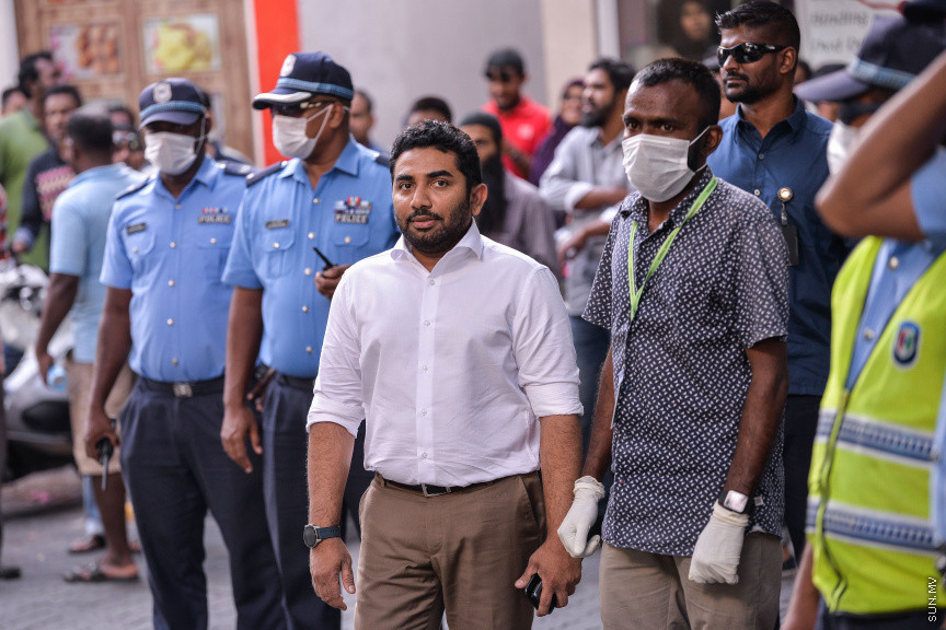 މުޅި ދުނިޔޭގައި ބާރަށް ފެތުރެމުންދާ ކޮރޯނާ ވައިރަސް ނުވަތަ ކޮވިޑް19އަށް ޝައްކުކުރެވޭ މީހަކު ރާއްޖެއިން ފެނިއްޖެ ހާލަތެއްގައި އަމަލުކުރާނެ ގޮތުގެ ޑްރިލްއެއް މާލޭގައި ކުރިއަށް ގެންދިއުން -- ސަން ފޮޓޯ/ ފަޔާޒު މޫސާ 