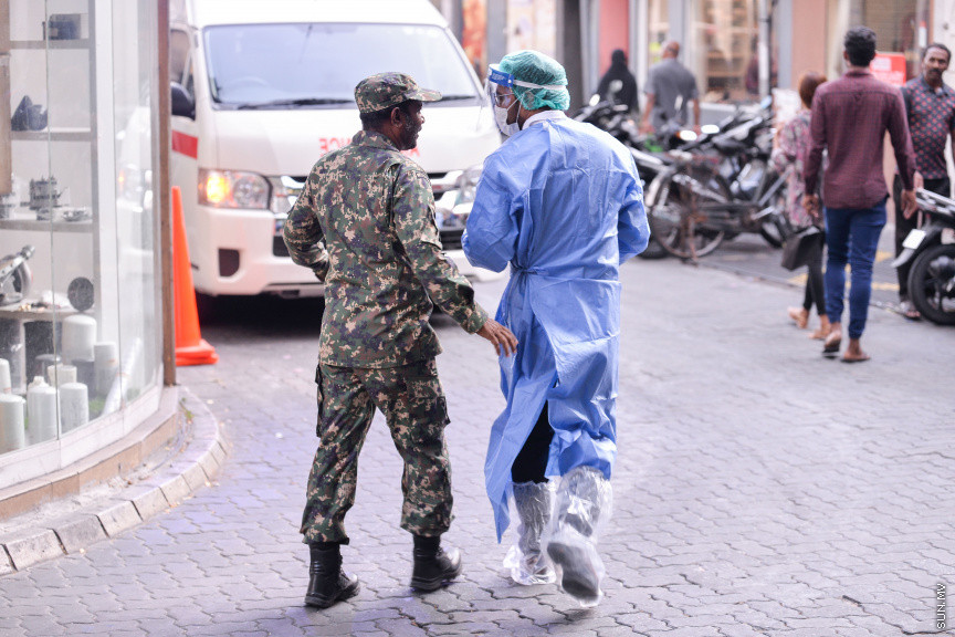 މުޅި ދުނިޔޭގައި ބާރަށް ފެތުރެމުންދާ ކޮރޯނާ ވައިރަސް ނުވަތަ ކޮވިޑް19އަށް ޝައްކުކުރެވޭ މީހަކު ރާއްޖެއިން ފެނިއްޖެ ހާލަތެއްގައި އަމަލުކުރާނެ ގޮތުގެ ޑްރިލްއެއް މާލޭގައި ކުރިއަށް ގެންދިއުން -- ސަން ފޮޓޯ/ ފަޔާޒު މޫސާ 