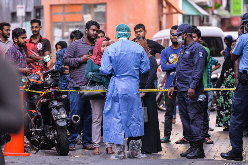 މުޅި ދުނިޔޭގައި ބާރަށް ފެތުރެމުންދާ ކޮރޯނާ ވައިރަސް ނުވަތަ ކޮވިޑް19އަށް ޝައްކުކުރެވޭ މީހަކު ރާއްޖެއިން ފެނިއްޖެ ހާލަތެއްގައި އަމަލުކުރާނެ ގޮތުގެ ޑްރިލްއެއް މާލޭގައި ކުރިއަށް ގެންދިއުން -- ސަން ފޮޓޯ/ ފަޔާޒު މޫސާ 