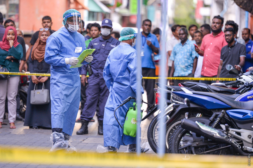 މުޅި ދުނިޔޭގައި ބާރަށް ފެތުރެމުންދާ ކޮރޯނާ ވައިރަސް ނުވަތަ ކޮވިޑް19އަށް ޝައްކުކުރެވޭ މީހަކު ރާއްޖެއިން ފެނިއްޖެ ހާލަތެއްގައި އަމަލުކުރާނެ ގޮތުގެ ޑްރިލްއެއް މާލޭގައި ކުރިއަށް ގެންދިއުން -- ސަން ފޮޓޯ/ ފަޔާޒު މޫސާ 