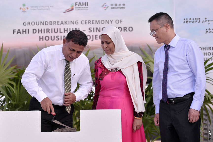މާޗް 10، 2020: ހުޅުމާލޭ ފޭސް 2ގައި އިމާރާތްކުރާ 1،700 ހައުސިން ޔުނިޓުގެ ބިންގާ އެޅުމަށް ބޭއްވި ރަސްމިއްޔާތުގެ ތެރެއިން -- ސަން ފޮޓޯ/ ފަޔާޒު މޫސާ