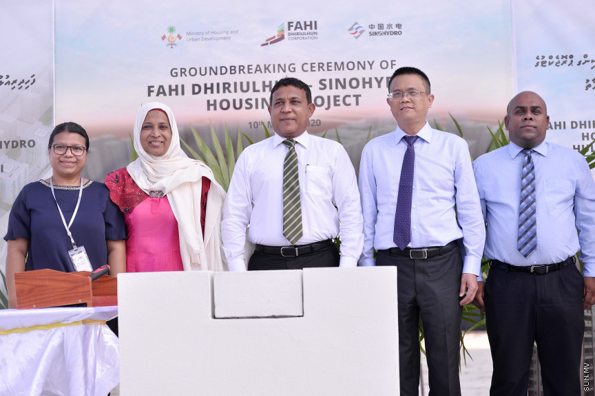 މާޗް 10، 2020: ހުޅުމާލޭ ފޭސް 2ގައި އިމާރާތްކުރާ 1،700 ހައުސިން ޔުނިޓުގެ ބިންގާ އެޅުމަށް ބޭއްވި ރަސްމިއްޔާތުގެ ތެރެއިން -- ސަން ފޮޓޯ/ ފަޔާޒު މޫސާ