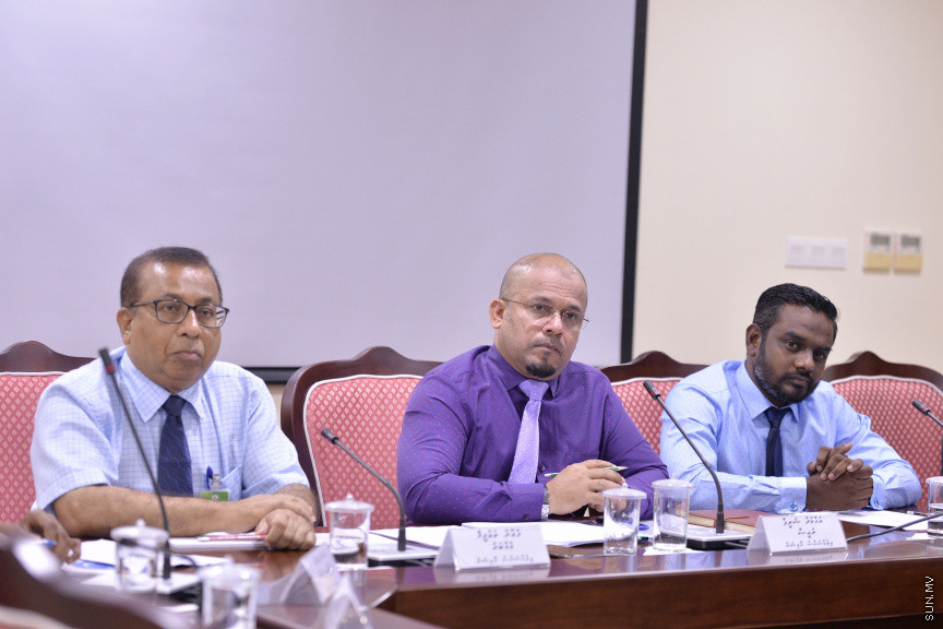 މާޗް 17، 2020: ހާއްސަ ހާލަތެއް މެދުވެރިވެގެން އިންތިހާބެއް ފަސް ކުރަން ޖެހިއްޖެ ހާލަތެއްގައި ގާނޫނީގޮތުން އަމަލުކުރާނެ ގޮތްތަކެއް ކަނޑައެޅުމަށްޓަކައި ކުރަންޖެހޭ ކަންކަން ކުރުމަށް ރައްޔިތުންގެ މަޖިލީހުގެ މިނިވަން މުއައްސަސާތަކުގެ ކޮމެޓީއަށް އިލެކްޝަން ކޮމިޝަން ހާޒިރުކުރުން -- ސަން ފޮޓޯ/ ފަޔާޒު މޫސާ