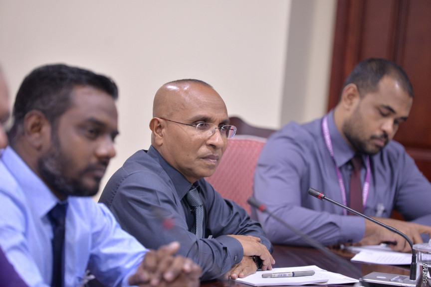 މާޗް 17، 2020: ހާއްސަ ހާލަތެއް މެދުވެރިވެގެން އިންތިހާބެއް ފަސް ކުރަން ޖެހިއްޖެ ހާލަތެއްގައި ގާނޫނީގޮތުން އަމަލުކުރާނެ ގޮތްތަކެއް ކަނޑައެޅުމަށްޓަކައި ކުރަންޖެހޭ ކަންކަން ކުރުމަށް ރައްޔިތުންގެ މަޖިލީހުގެ މިނިވަން މުއައްސަސާތަކުގެ ކޮމެޓީއަށް އިލެކްޝަން ކޮމިޝަން ހާޒިރުކުރުން -- ސަން ފޮޓޯ/ ފަޔާޒު މޫސާ