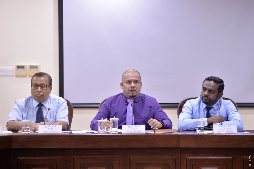 މާޗް 17، 2020: ހާއްސަ ހާލަތެއް މެދުވެރިވެގެން އިންތިހާބެއް ފަސް ކުރަން ޖެހިއްޖެ ހާލަތެއްގައި ގާނޫނީގޮތުން އަމަލުކުރާނެ ގޮތްތަކެއް ކަނޑައެޅުމަށްޓަކައި ކުރަންޖެހޭ ކަންކަން ކުރުމަށް ރައްޔިތުންގެ މަޖިލީހުގެ މިނިވަން މުއައްސަސާތަކުގެ ކޮމެޓީއަށް އިލެކްޝަން ކޮމިޝަން ހާޒިރުކުރުން -- ސަން ފޮޓޯ/ ފަޔާޒު މޫސާ