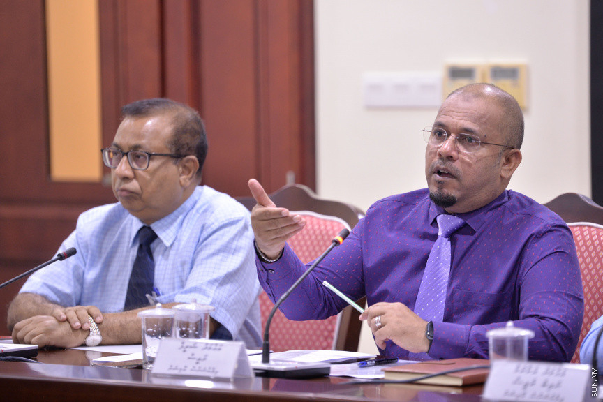 މާޗް 17، 2020: ހާއްސަ ހާލަތެއް މެދުވެރިވެގެން އިންތިހާބެއް ފަސް ކުރަން ޖެހިއްޖެ ހާލަތެއްގައި ގާނޫނީގޮތުން އަމަލުކުރާނެ ގޮތްތަކެއް ކަނޑައެޅުމަށްޓަކައި ކުރަންޖެހޭ ކަންކަން ކުރުމަށް ރައްޔިތުންގެ މަޖިލީހުގެ މިނިވަން މުއައްސަސާތަކުގެ ކޮމެޓީއަށް އިލެކްޝަން ކޮމިޝަން ހާޒިރުކުރުން -- ސަން ފޮޓޯ/ ފަޔާޒު މޫސާ