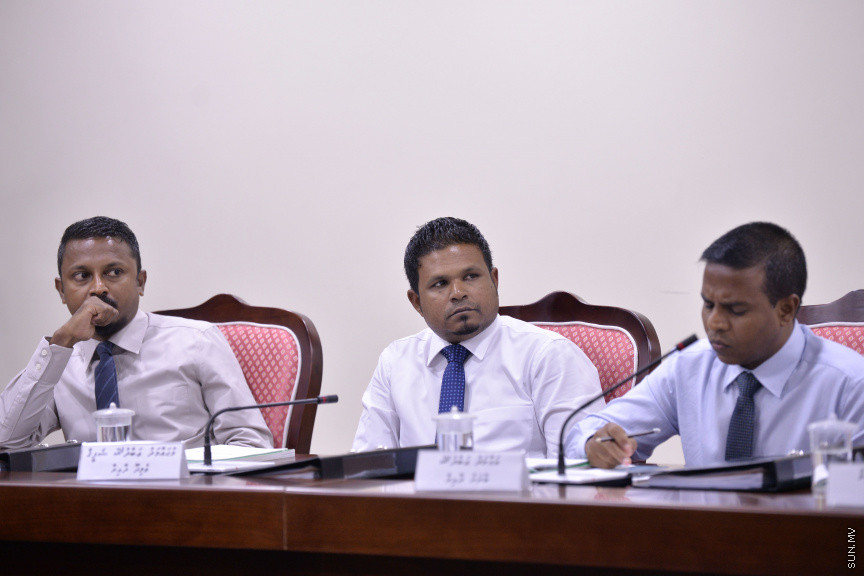 މާޗް 17، 2020: ހާއްސަ ހާލަތެއް މެދުވެރިވެގެން އިންތިހާބެއް ފަސް ކުރަން ޖެހިއްޖެ ހާލަތެއްގައި ގާނޫނީގޮތުން އަމަލުކުރާނެ ގޮތްތަކެއް ކަނޑައެޅުމަށްޓަކައި ކުރަންޖެހޭ ކަންކަން ކުރުމަށް ރައްޔިތުންގެ މަޖިލީހުގެ މިނިވަން މުއައްސަސާތަކުގެ ކޮމެޓީއަށް އިލެކްޝަން ކޮމިޝަން ހާޒިރުކުރުން -- ސަން ފޮޓޯ/ ފަޔާޒު މޫސާ